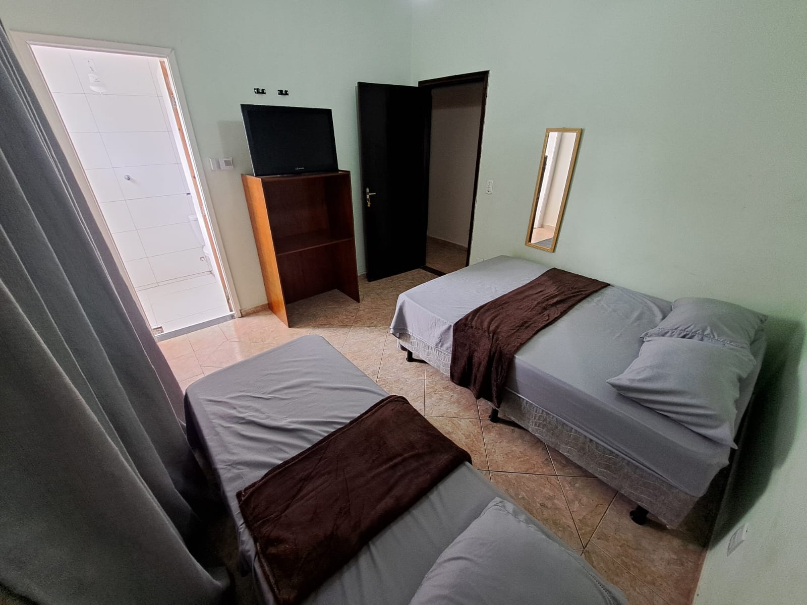 Quarto com cama de solteiro e de casal